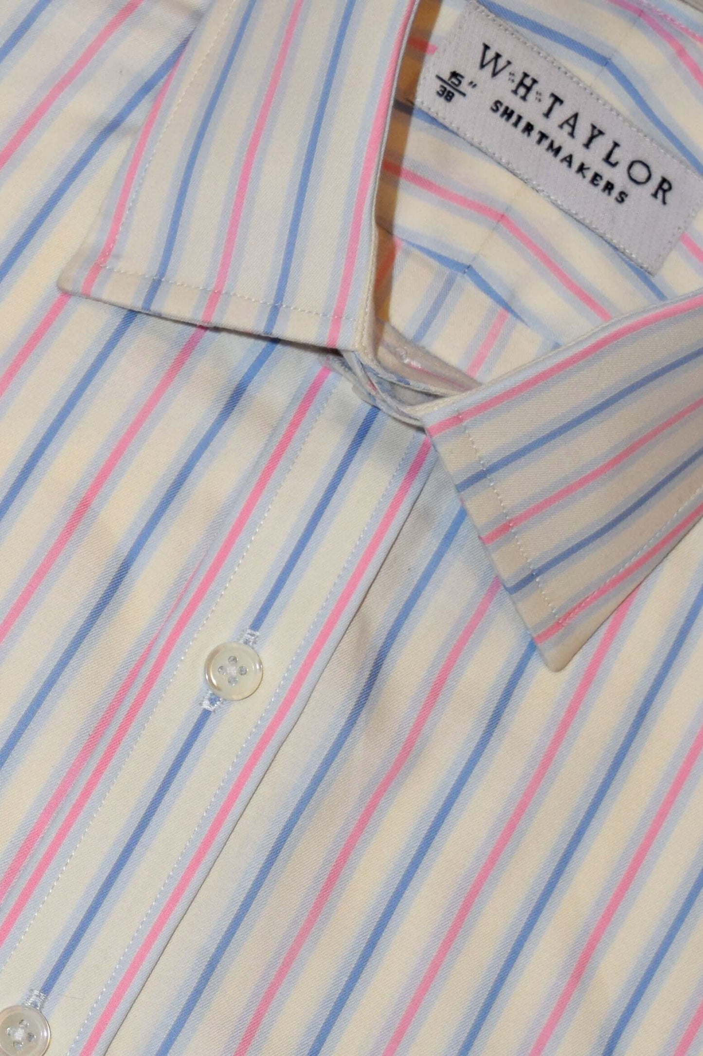 Marineblaues und rosafarbenes Oxford-Herrenhemd mit Schattenstreifen auf blauem Grund