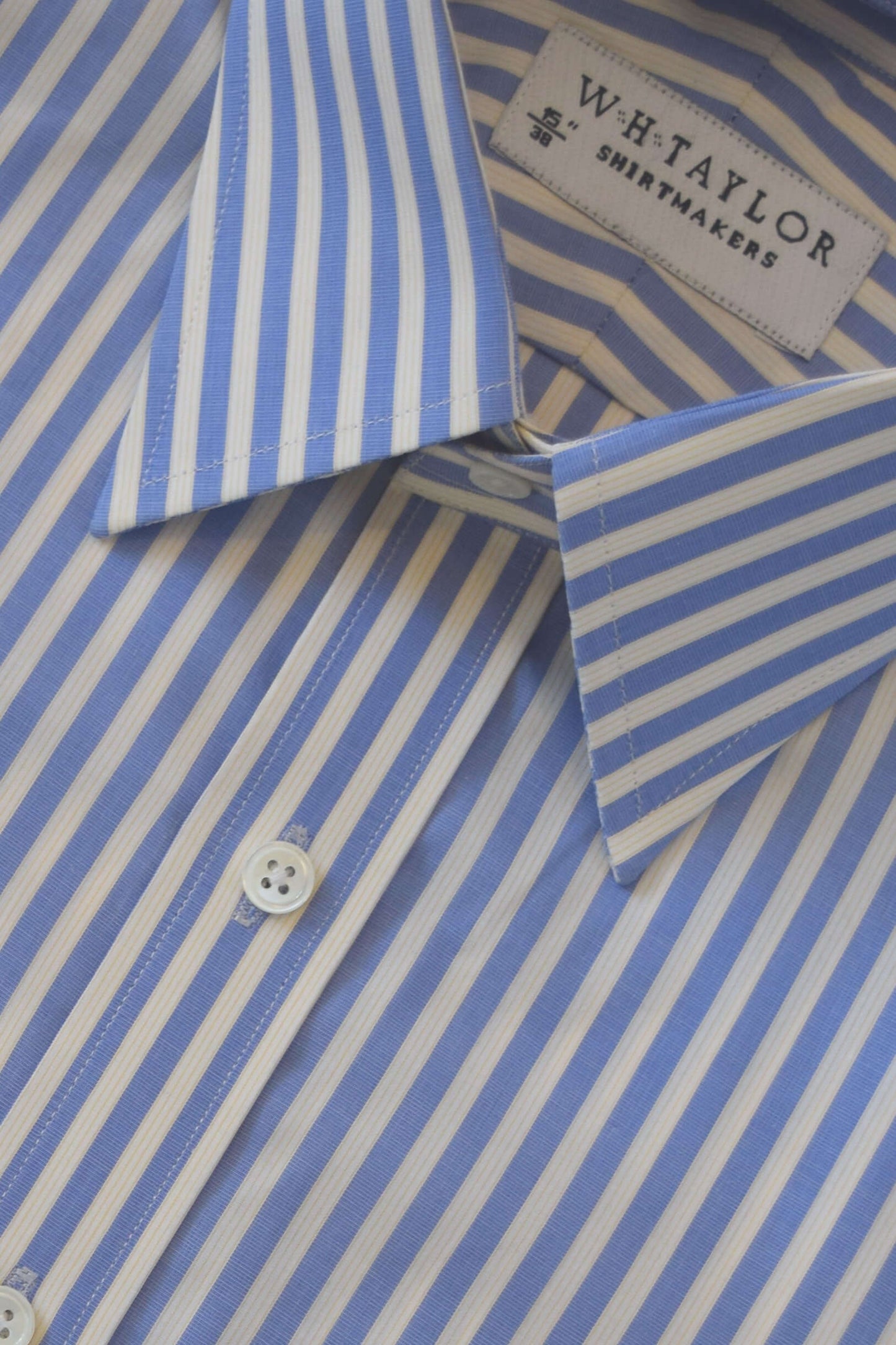 Maßgeschneidertes Herrenhemd aus Popeline in Blau mit bengalischen Streifen