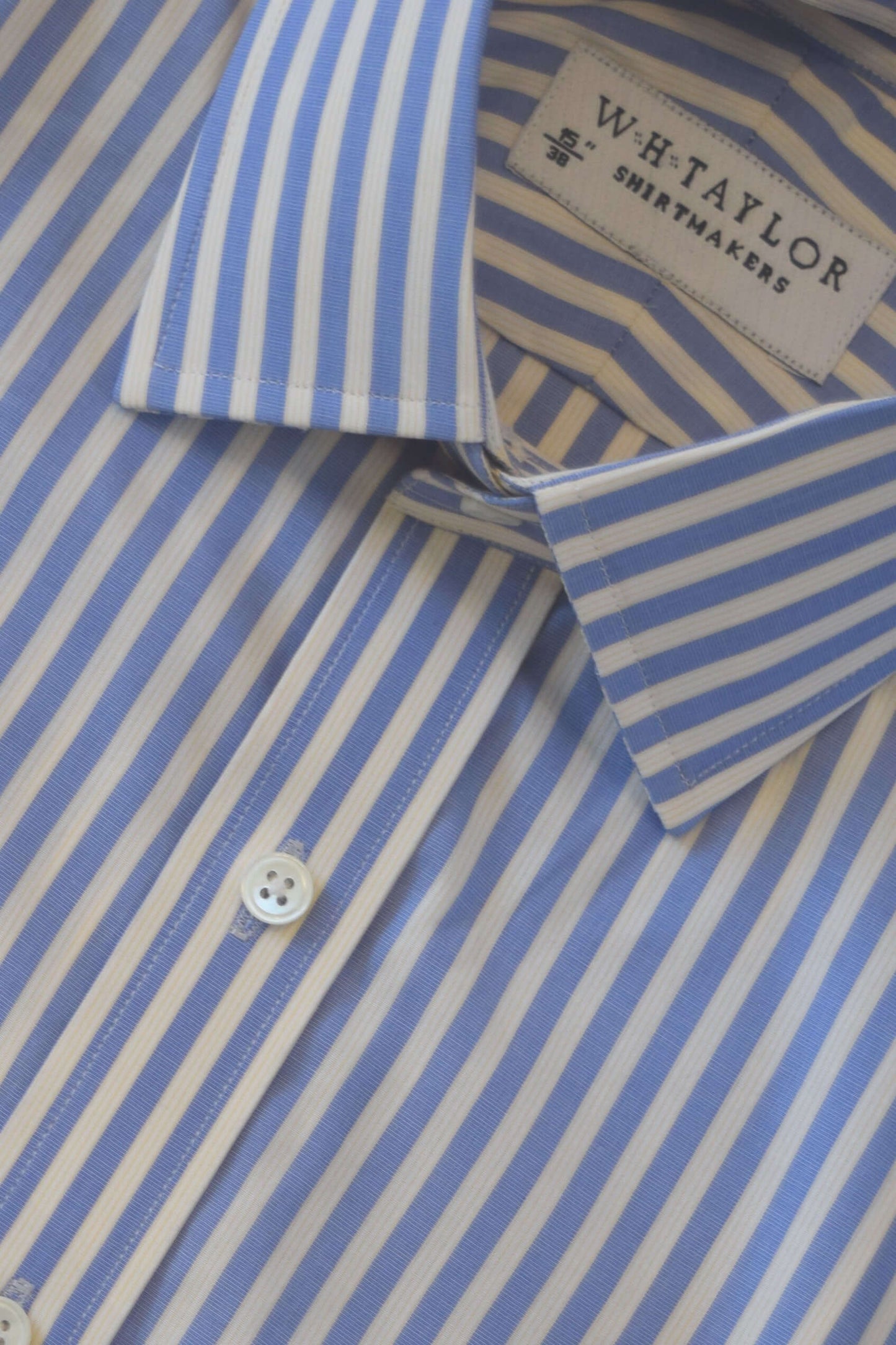 Maßgeschneidertes Herrenhemd aus Popeline in Blau mit bengalischen Streifen